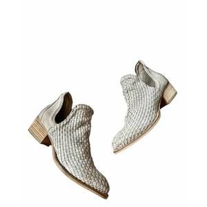 NEW VOLATILE women's veracruz woven ankle boot in ice